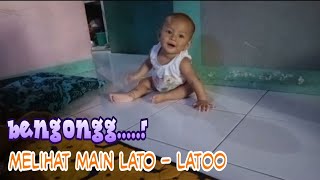 Bayi Lucu, Bengong Ngelihat Ada Yang Main Lato - Lato