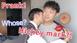 Whose hickey is this? Prank on my boyfriend！|这是谁的吻痕？恶作剧我的男朋友!