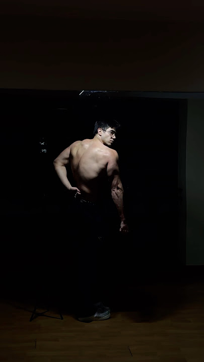 Good Lighting vs Perfect Lighting. GymLamp is a master at this 💪💡#gym #posing #bodybuilding