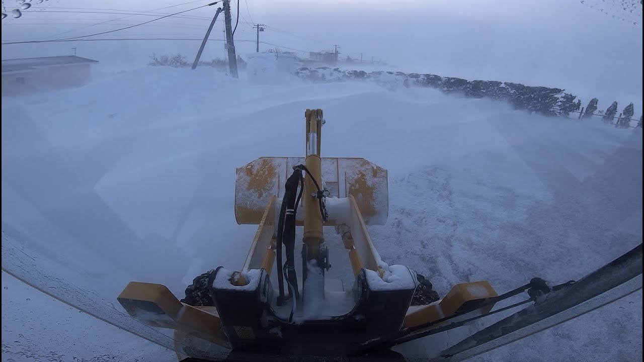 wa40の車窓から44 「入口無くなったんで掻きに来て！」もう160cm積もってる 朝掻いたのにまた積もってヘルプの電話で緊急出動！ いつもの北斗市の会社