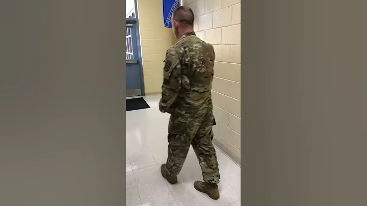 Father surprises his son at lunch after being depl...