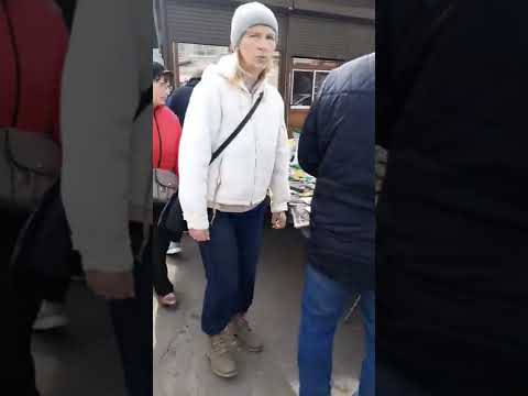 Новая Каховка, рынок, ходят люди. Херсонская область