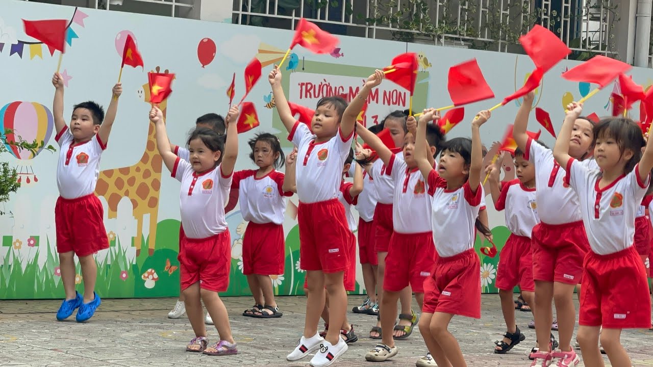 LÁ 2. ĐỒNG DIỄN CHÀO MỪNG 50 NĂM GIẢI PHÓNG ĐẤT NƯỚC