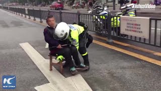 Heartwarming! Auxiliary policeman carries disabled man across street