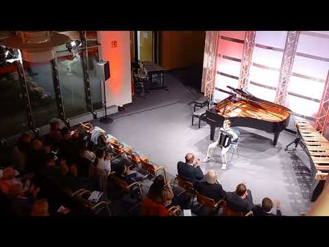 A.Musykini Auf den Punkt, J.S.Bach Invention in D-Dur und A.Korchevoy Einsame Harmonika
