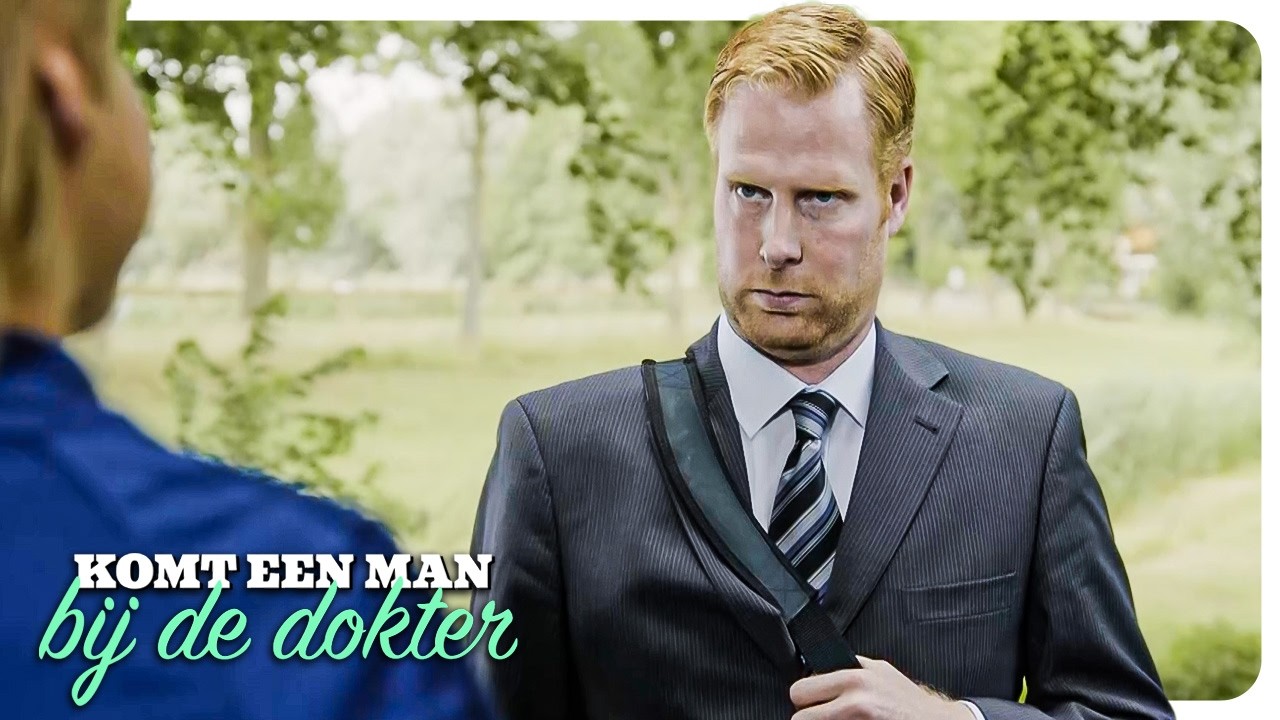 Onder de tractor | Komt een man bij de dokter - YouTube