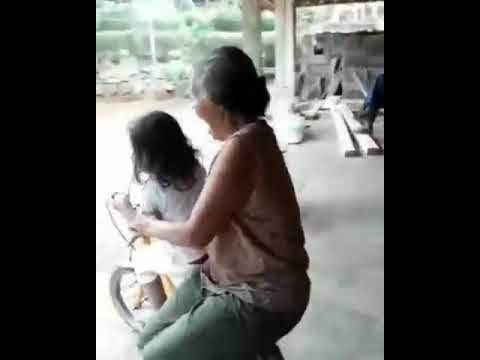 Nenek dan Cucu Naik Sepeda (Kasian Jatuh)