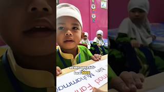 Ketika Guru Ini Ngajarin Muridnya Baca Huruf F
