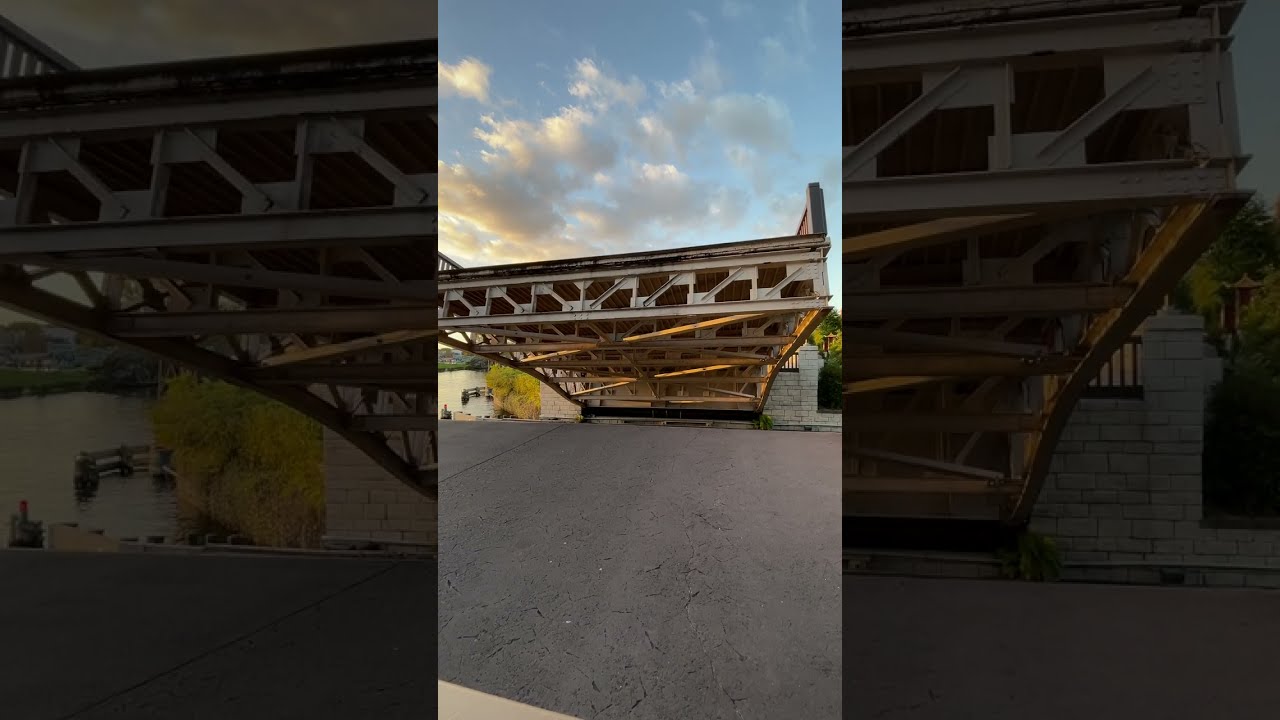 Подъем разводного моста в павильоне EPCOTS World Showcase в Диснейленде для запуска фейерверков н...