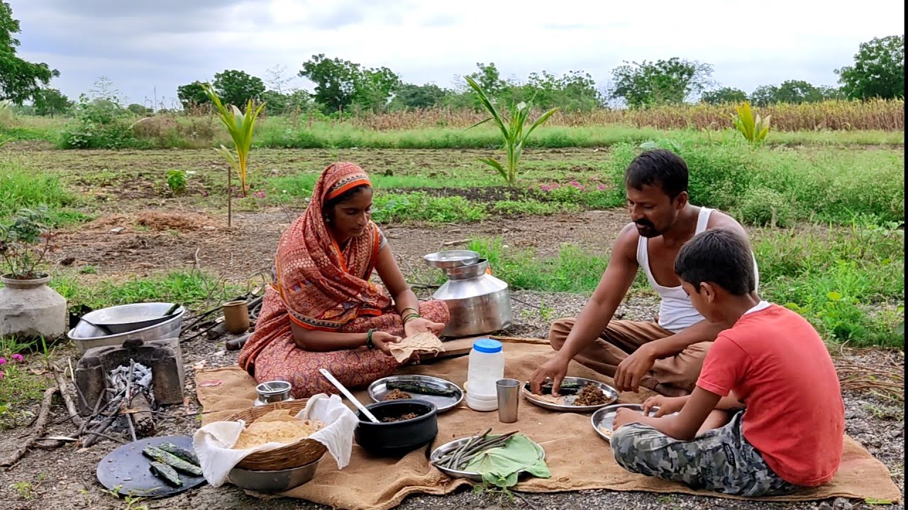 गरम भाकरी सोबत चिघळेची भाजी आणि आळुच्या वड्या, gavakadchi vat