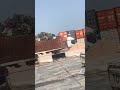 شاحنة تكاد أن تقع على الأرض من الحمولة الزائدة