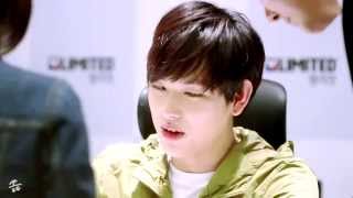 150404 임시완 엠리밋 부산 팬싸인회 - 애기가 주는 과자 냠냠 &#39;~&#39;