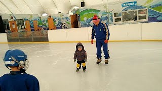 !РЕКОРД УКРАИНЫ Ребенок Левчик катается на коньках(1 год 5 мес) Baby ice scating 1 year 5 months old
