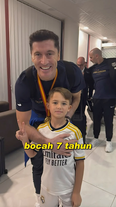 Bocil pakai jersey Madrid foto bareng pemain Barca 😅