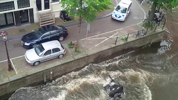 Car chase fail 2 - Porsche Cayenne knocks Smart into Amsterdam Canal