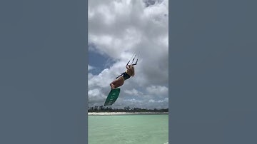 Kitegirls just wanna have fun! 😍🔥 Awesome Jump!
