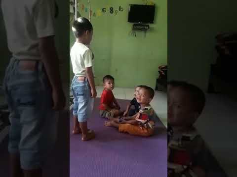 Anak kecil bijak menasehati temannya yang nakal 