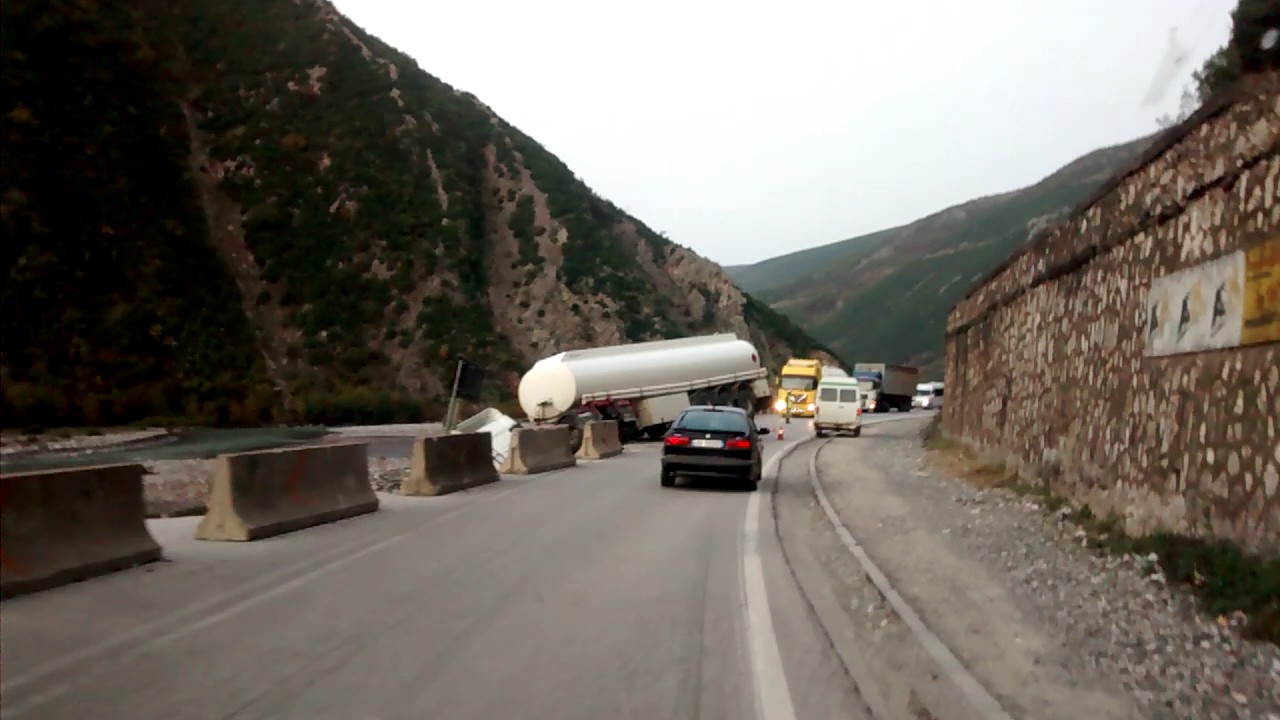 Tani ne Xibrake, tek rruga e prishur