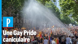 Gay Pride sous la chaleur à Paris : beaucoup d'eau... Et peu de vêtements !