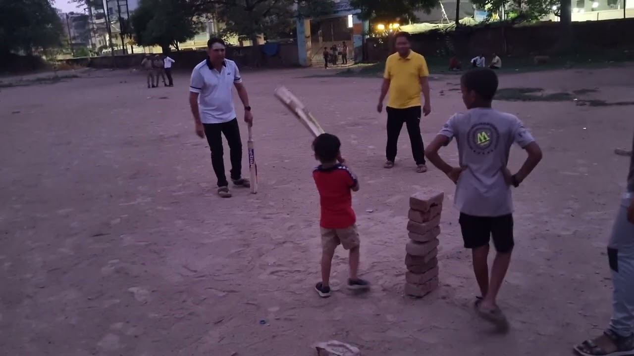 बच्चों के साथ गली क्रिकेट..