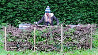How to Build a Dead Hedge With Garden Waste