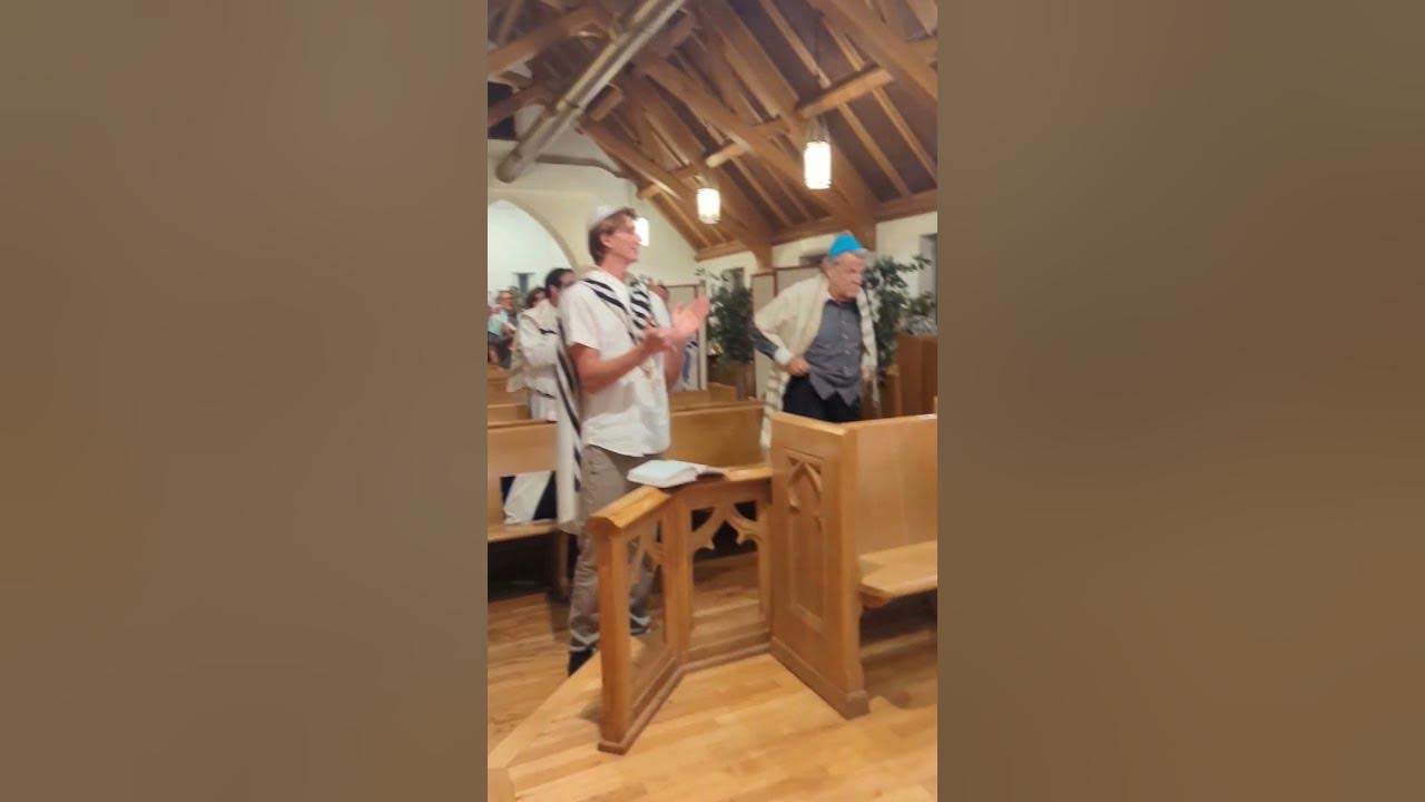 Rare footage: final moments of Yom Kippur in a Hasidic synagogue