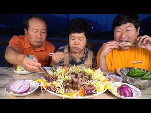 가마솥에 푹 삶은 족발과 소스로 버무린 야채들~[[냉채족발(Chilled <strong>pigs</strong>&amp;#39; feet salad)]] 요리&amp;amp;먹방!! - Mukbang eating show