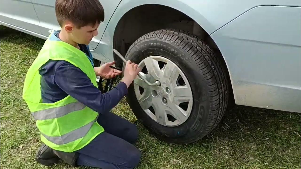 Замена колеса на Шевроле Кобальт - YouTube