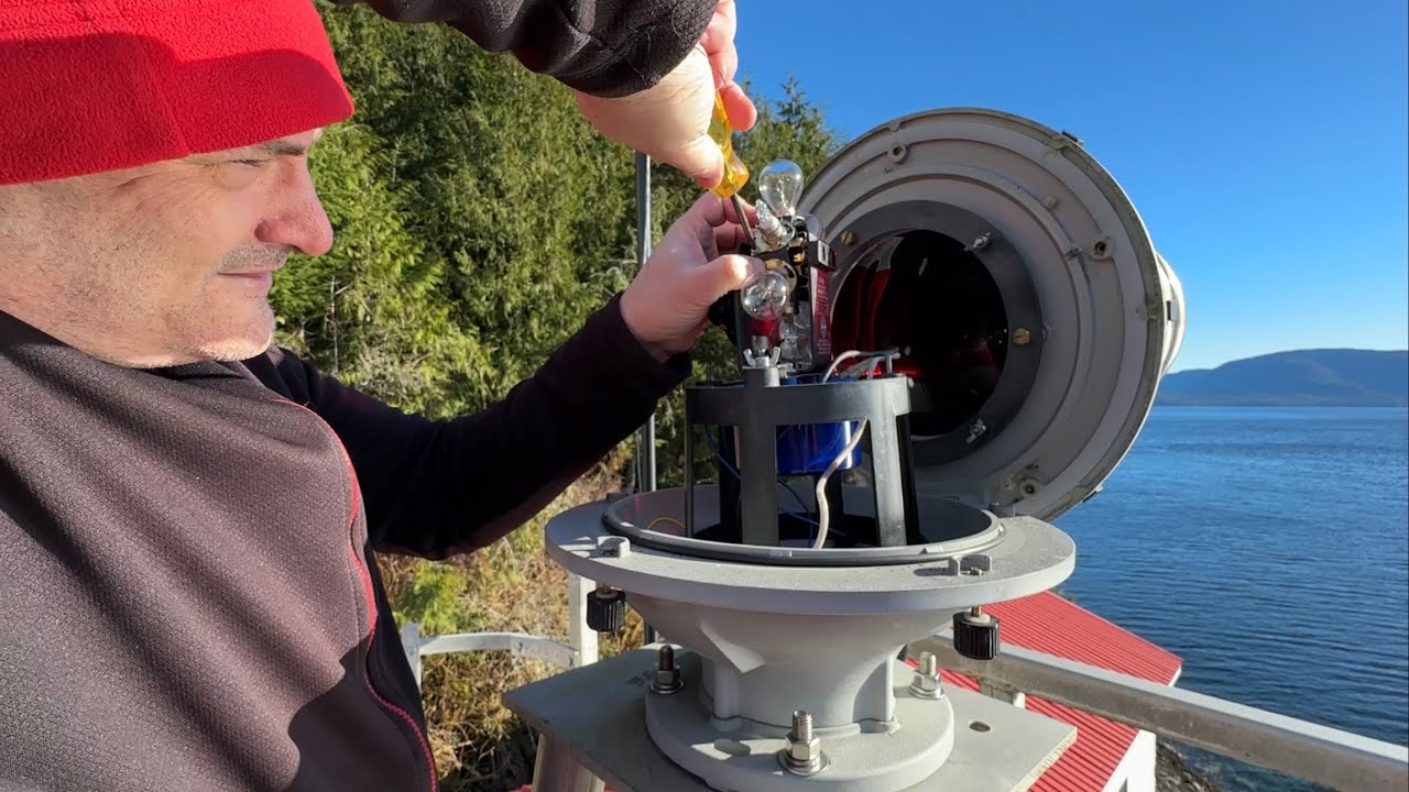 Lighthouse Keeper Changes a Lightbulb! - YouTube