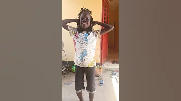 فتاة من جنوب السودان ترقص 