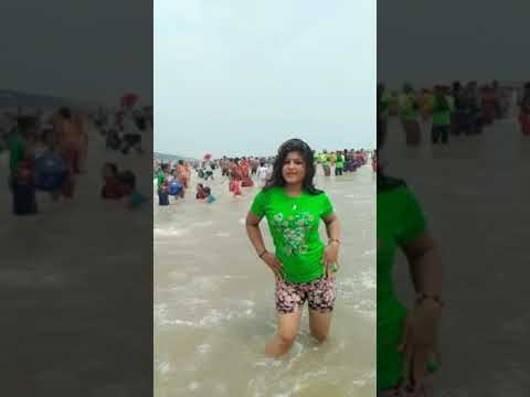 اس لڑکی نے اپنی قمیض ا تر اپنا سارا مال دیکھا دیا