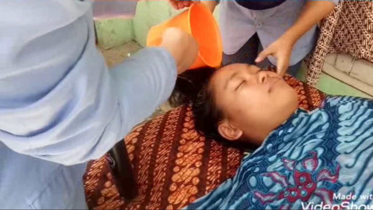 Tata cara memandikan jenazah perempuan - YouTube