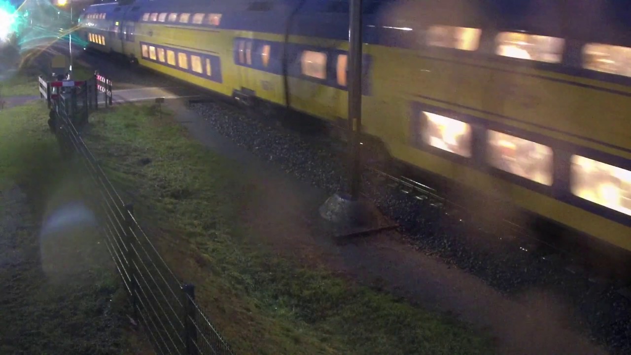 Machinist redt leven van een fietser op onbewaakte overweg