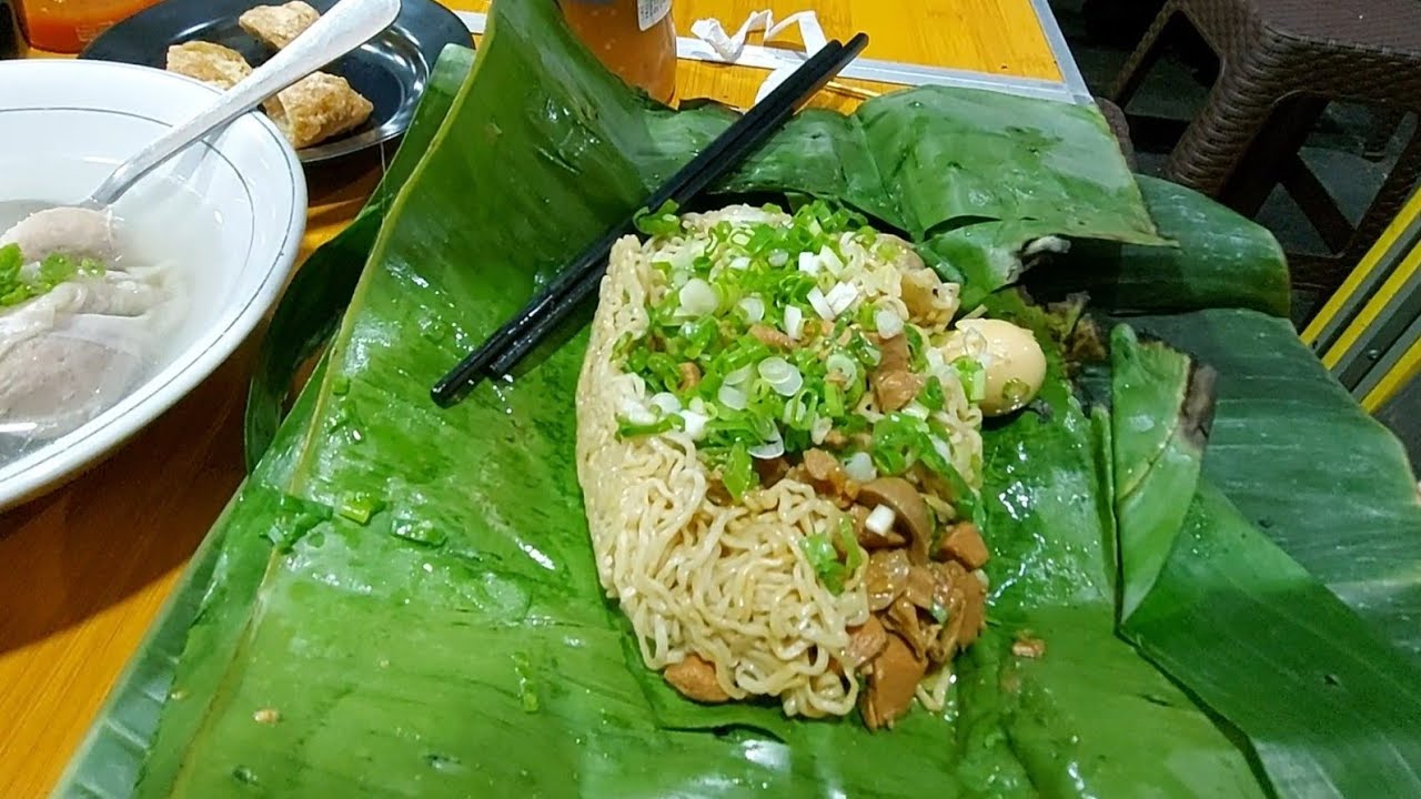 JUARA NIH !! MIE AYAM HABIS DIREBUS TERUS DIBAKAR PAKAI DAUN PISANG !! INDONESIAN STREET FOOD