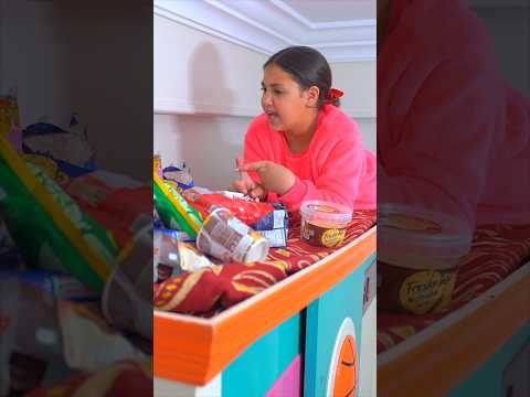 بنت صغيرة تسكن فوق الدولاب