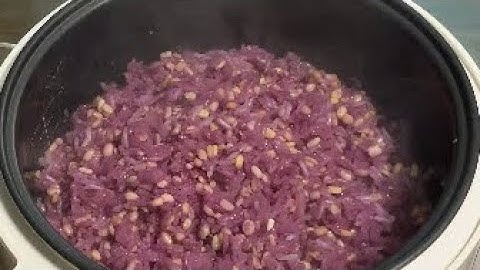 Cách nấu xôi đậu xanh lá cẩm bằng nồi cơm điện dẻo ngon.