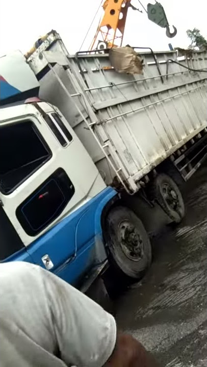 Detik detik evakuasi truk terguling di merlung