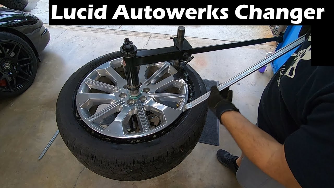 Замена 22-дюймовой шины на шиномонтажном станке Harbor Freight Duck Head Mod легко и без повреждений