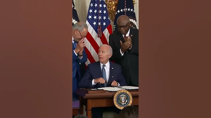 #Biden Signs Inflation Reduction Act, Gives Manchin Pen - DayDayNews