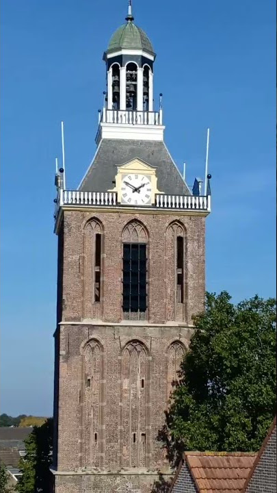 lonceng gereja didepan balkonku berdentang- dentang karena ada orang meninggal