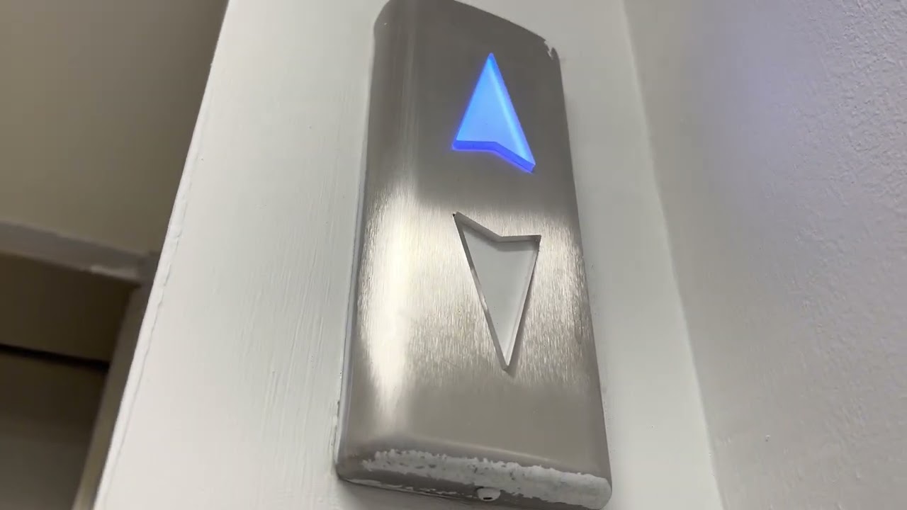 Retake of the 2007 OTIS GeN2 lift at Tesco extra basildon (going up)