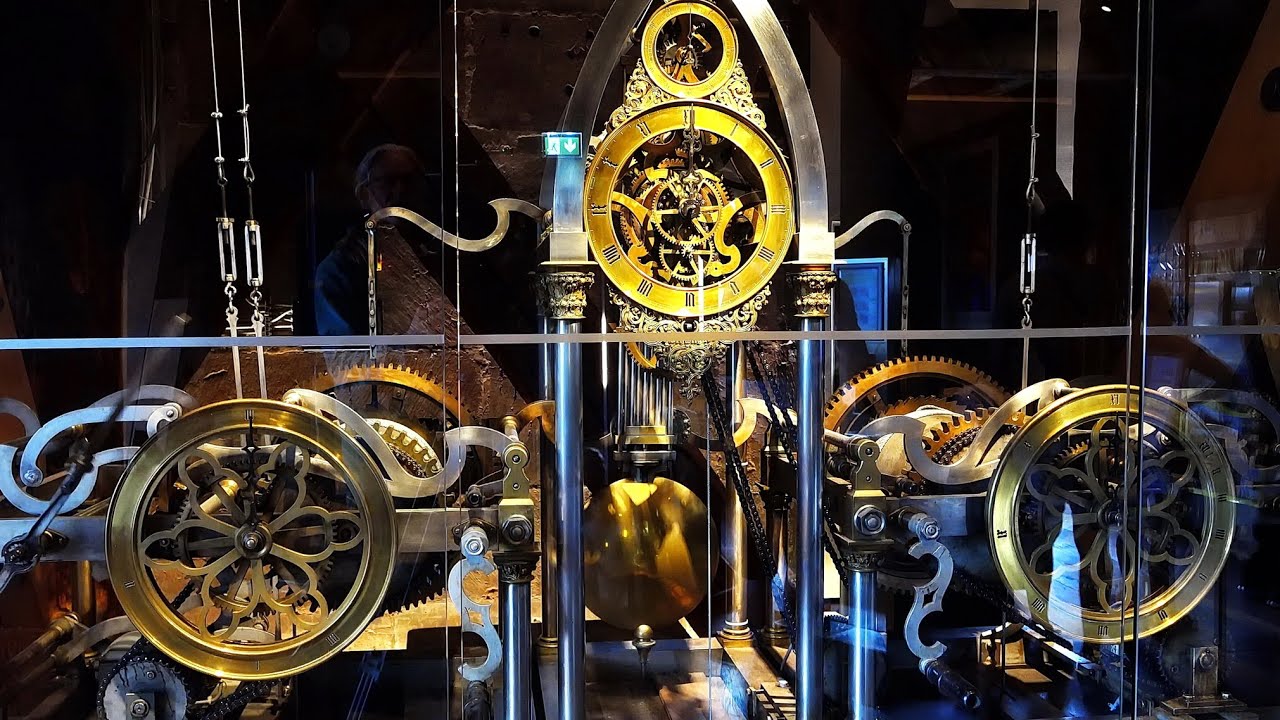 Turmuhr des Freiburger Münsters mit Zwölf-Uhr-Schlag