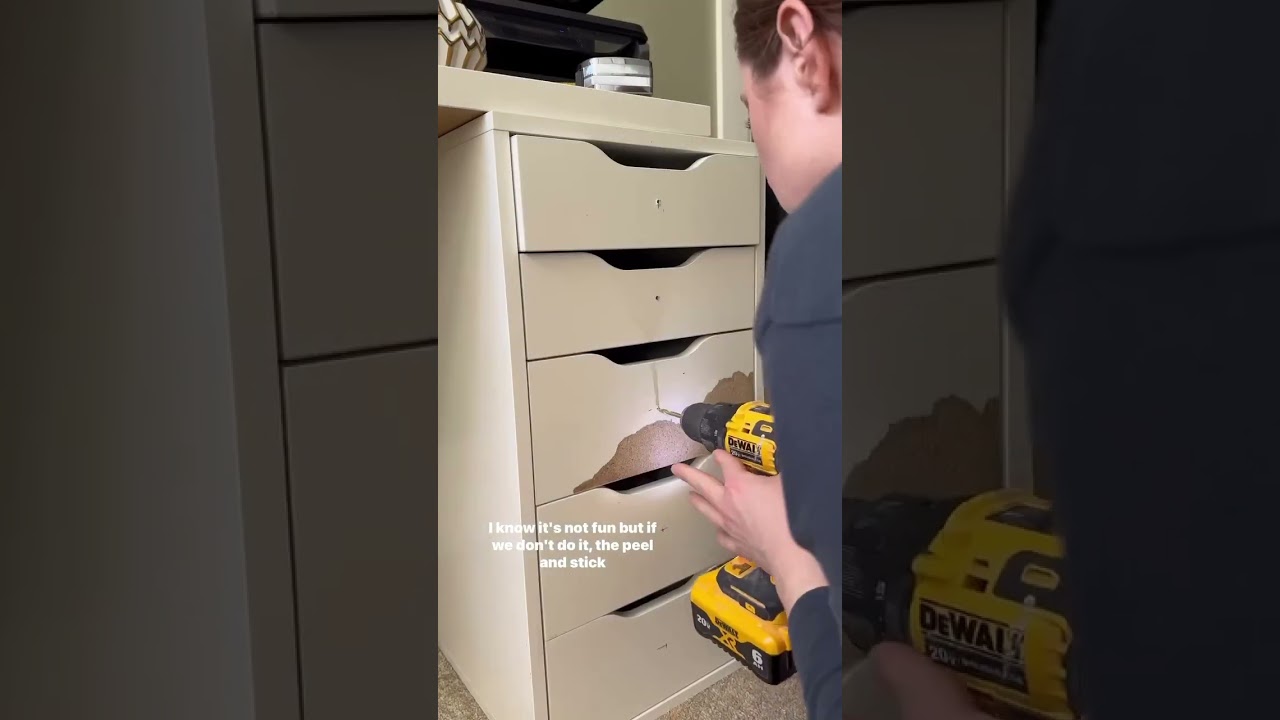 Преображение стола IKEA! Просто добавьте фурнитуру и отклейте обои. 