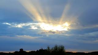 Light between clouds ⛅🌳... Światło między chmurami ⛅🌳... 雲の間の光