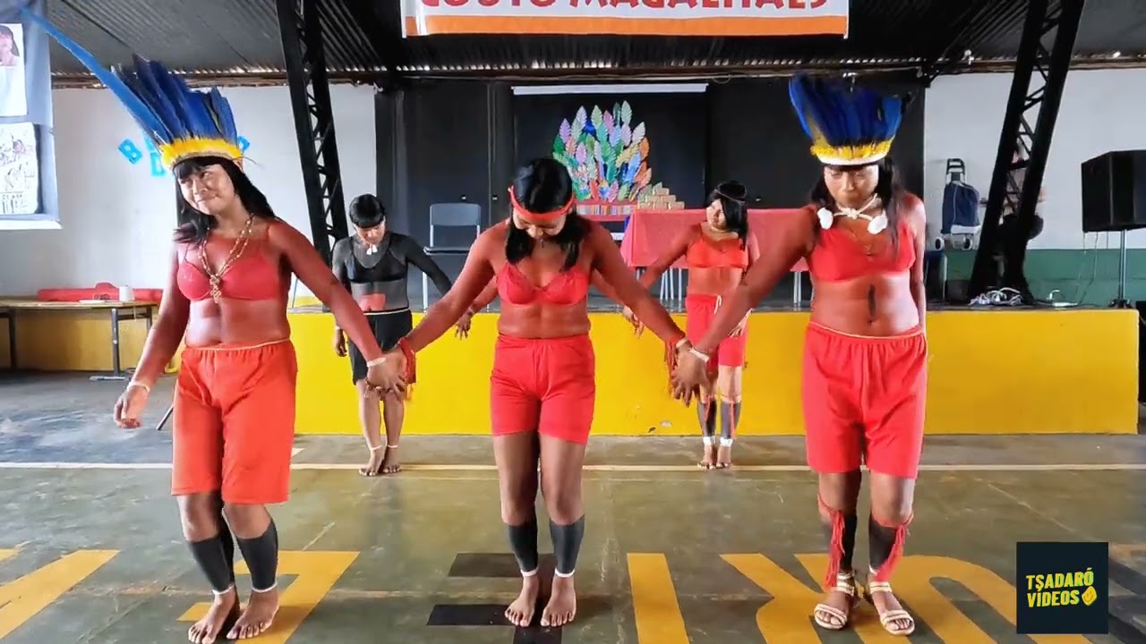 Apresentação das Piõs (mulheres) na Escola Estadual Couto Magalhães