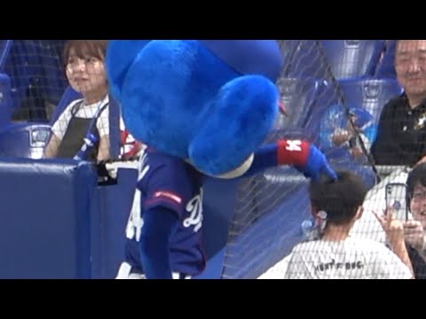 小さなお友達の頭を高速ツンツン連打するドアラ名人！ (2023/09/18)