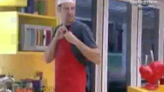 Emanuel agarra Priscila na cozinha