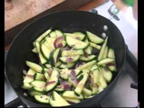 Video: Courgettesalade Met Rode Ui