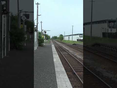 富良野線の中富良野駅の上りホームから見た駅周辺の風景