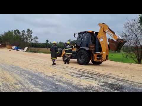 Carreta tomba em Rialma, deixa motorista morto e soja espalhada pela BR-153 - Mais Goiás